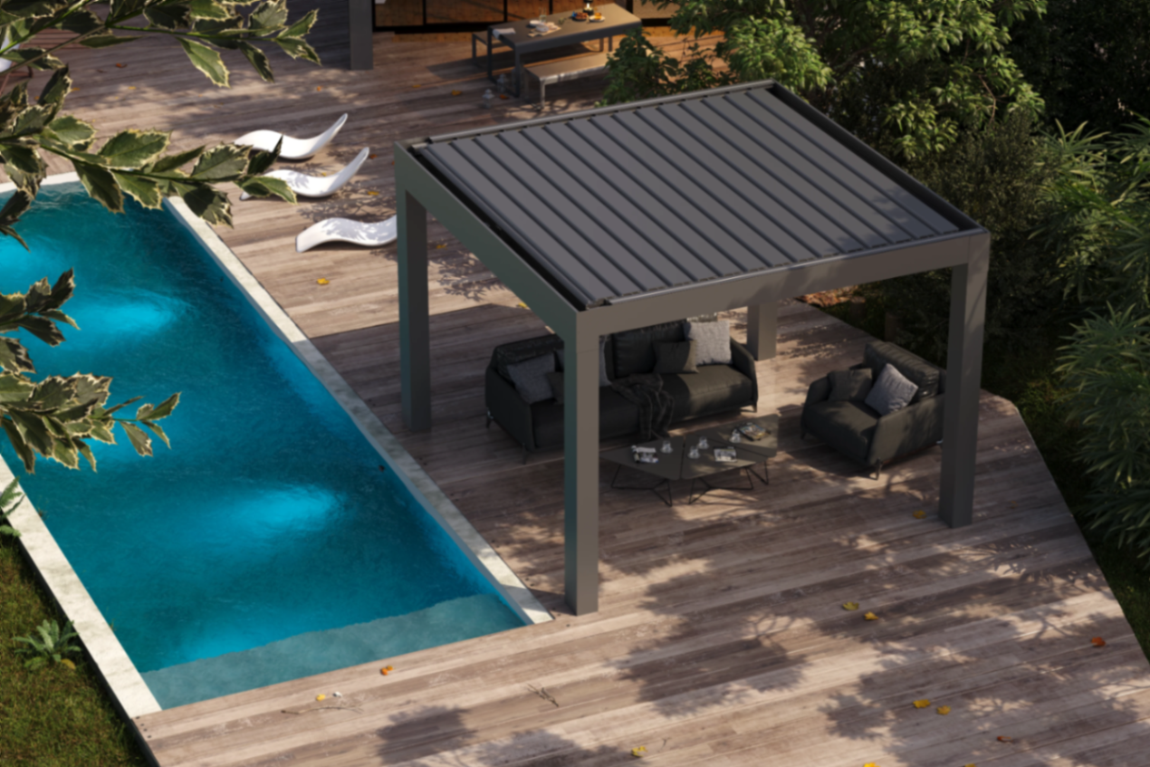 Aluminium-Lamellendach neben Pool auf Holzterrasse
