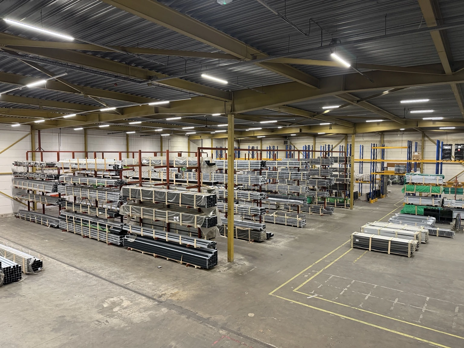 Lagerhalle mit Aluminiumprofilen auf Vorrat